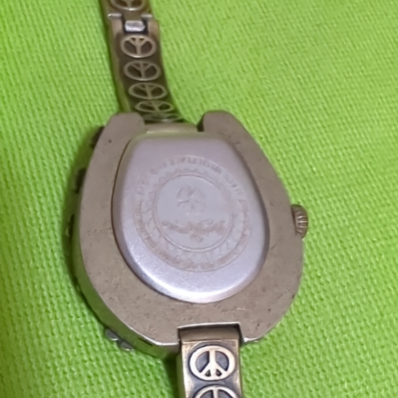 LUCKY BRAND Women's Gold Flower Horseshoe Shape Watch With Book & Black Box - Picture 12 of 16